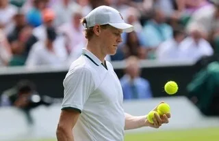 WIMBLEDON. JANNIK SINNER SOUFFRE MAIS S’IMPOSE APRÈS UN COMBAT EN CINQ SETS FACE À MIOMIR KECMANOVIC