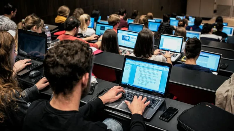 BIENTÔT DES COURS D’IA POUR LES ÉTUDIANTS FRANÇAIS? LE MINISTRE DE L’ENSEIGNEMENT SUPÉRIEUR EST FAVORABLE À DES MODULES OBLIGATOIRES DE FORMATION À L’IA