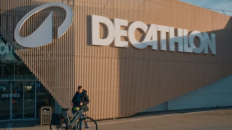 LA MOITIÉ DES SALARIÉS DE DECATHLON SONT DÉJÀ ACTIONNAIRES: LE GROUPE VA OFFRIR 2.000 EUROS D’ACTIONS GRATUITES À LA MAJORITÉ DE SES 103.000 EMPLOYÉS DANS LE MONDE