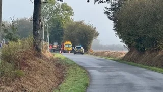 COLLISION FRONTALE ENTRE UNE VOITURE ET UN ENGIN DE CHANTIER SUR UNE ROUTE DE BRETAGNE : L’HÉLICOPTÈRE DU SAMU SUR PLACE