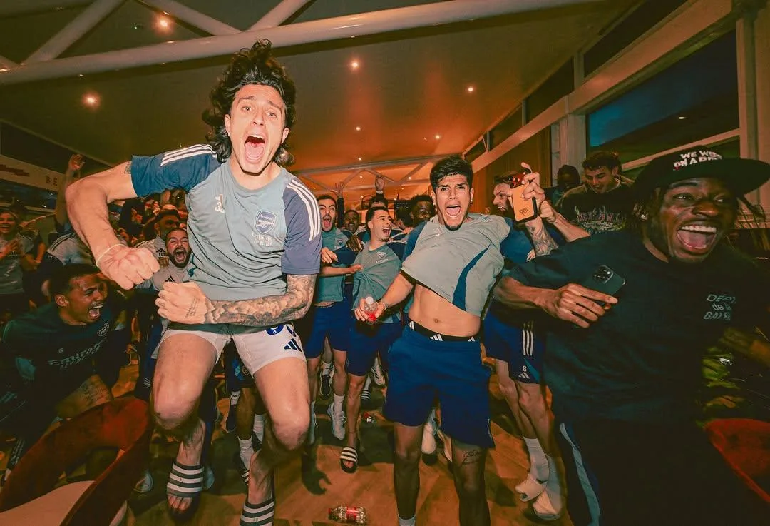 LA JOIE COMMUNICATIVE DES JOUEURS D’ARSENAL SACRÉS CHAMPIONS D’ANGLETERRE DEVANT LEUR TÉLÉ