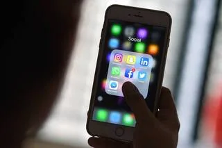 LA MALAISIE REJOINT LA VAGUE MONDIALE DE RESTRICTIONS DES RÉSEAUX SOCIAUX POUR LES MINEURS