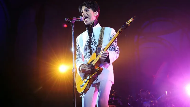« FAIRE VIBRER SA MUSIQUE INTEMPORELLE »: « PURPLE RAIN » VA DEVENIR UNE COMÉDIE MUSICALE À BROADWAY À PARTIR DE MARS 2027