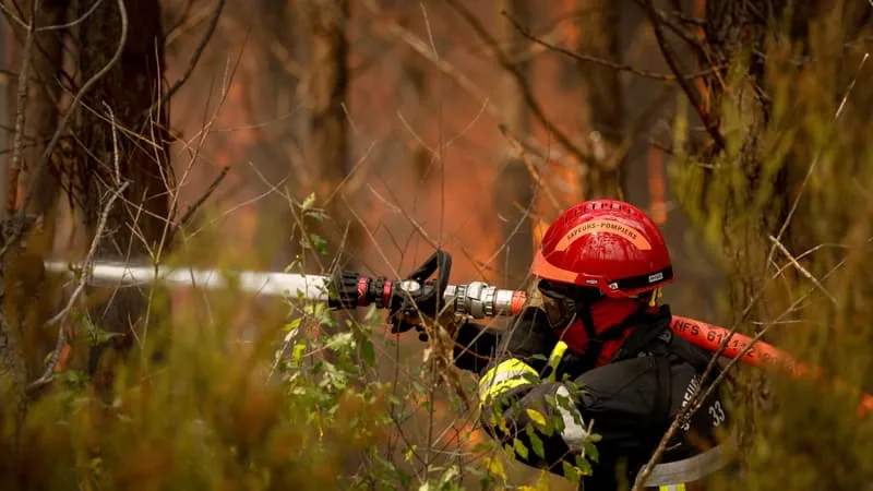 INCENDIES: LE PATRON DES POMPIERS DE SEINE-ET-MARNE DEMANDE DES TESTS PSYCHOLOGIQUES POUR IDENTIFIER LES POMPIERS PYROMANES