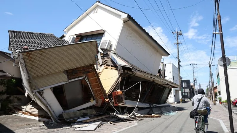 AU MOINS 13 MORTS, DES DIZAINES DE DISPARUS RECHERCHÉS… LE JAPON TOUJOURS SOUS LE CHOC APRÈS LE VIOLENT SÉISME