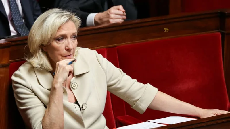 « AUCUNE RESPONSABILITÉ »: MARINE LE PEN CHERCHE À SE DISTANCIER DE PROPOS RACISTES SCANDÉS DANS UNE BOÎTE DE NUIT DE L’AVEYRON