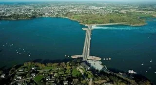 ENTRE DINARD ET SAINT-MALO, L’HISTOIRE INCROYABLE DE CE CHANTIER TITANESQUE SALUÉ PAR LE GÉNÉRAL DE GAULLE