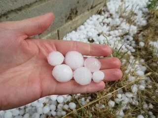 DES MILLIERS DE VOITURES ENDOMMAGÉES PAR UN ORAGE DE GRÊLE : LES GARAGISTES MARSEILLAIS SONT SOUS L’EAU