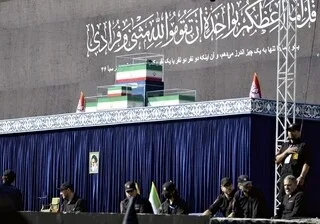 IRAN : TROIS FILS D’ALI KHAMENEI APPARAISSENT AUX OBSÈQUES, MAIS PAS SON SUCCESSEUR