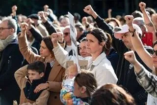 EN IMAGES. MORT DE LYHANNA : DES MILLIERS DE PERSONNES SE SONT RASSEMBLÉES EN FRANCE EN HOMMAGE À LA COLLÉGIENNE