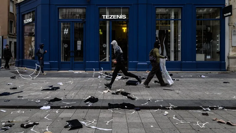 « ON A EU SUPER PEUR »: PARIS, LYON, MARSEILLE, NICE… LES COMMERCES DES GRANDES VILLES PILLÉS LORS DES MANIFESTATIONS DU 17 OCTOBRE
