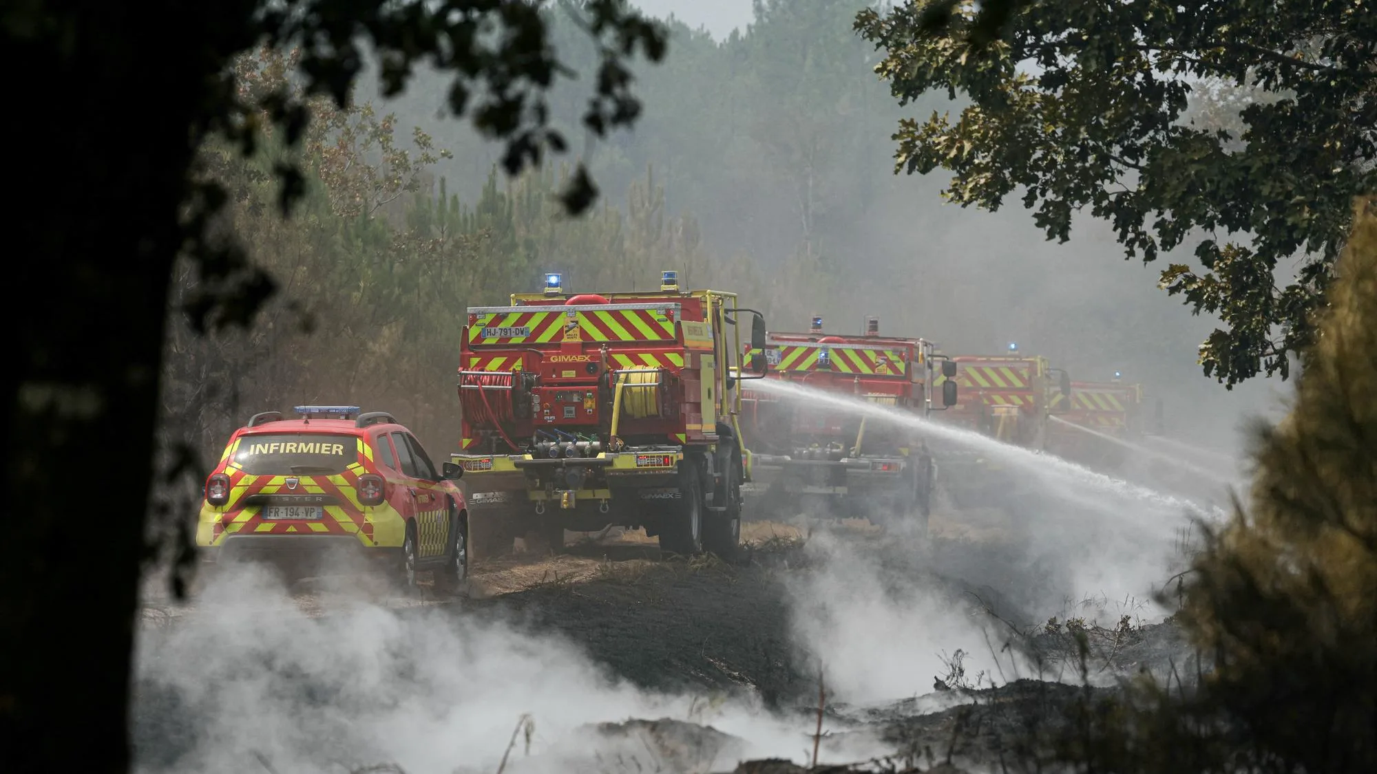 EN GIRONDE, LA MÉTÉO PERTURBE LES EFFORTS DES POMPIERS FACE AUX INCENDIES