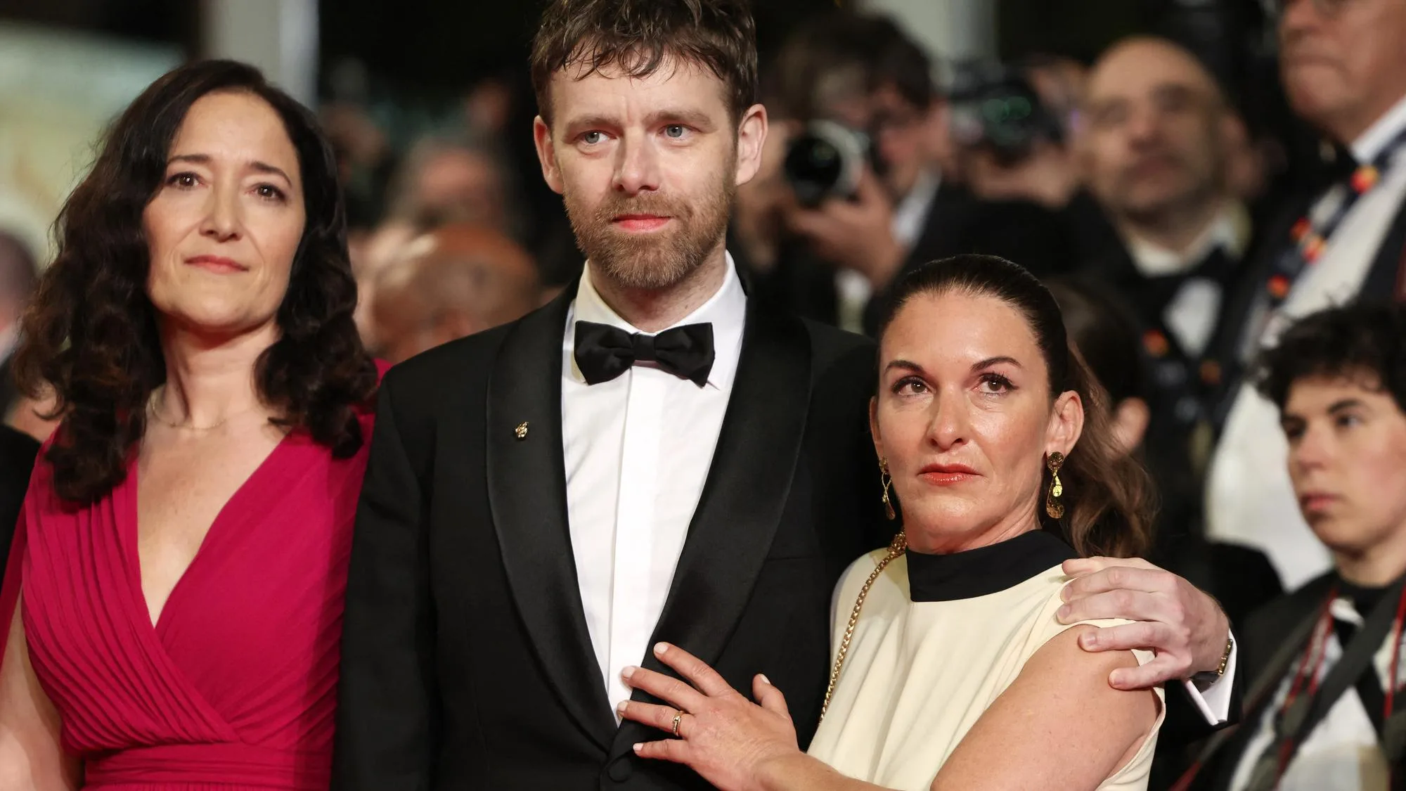 À CANNES, LA SŒUR DE SAMUEL PATY, MICKAËLLE, FOULE LE TAPIS ROUGE POUR LA PRÉSENTATION DU FILM « L’ABANDON »