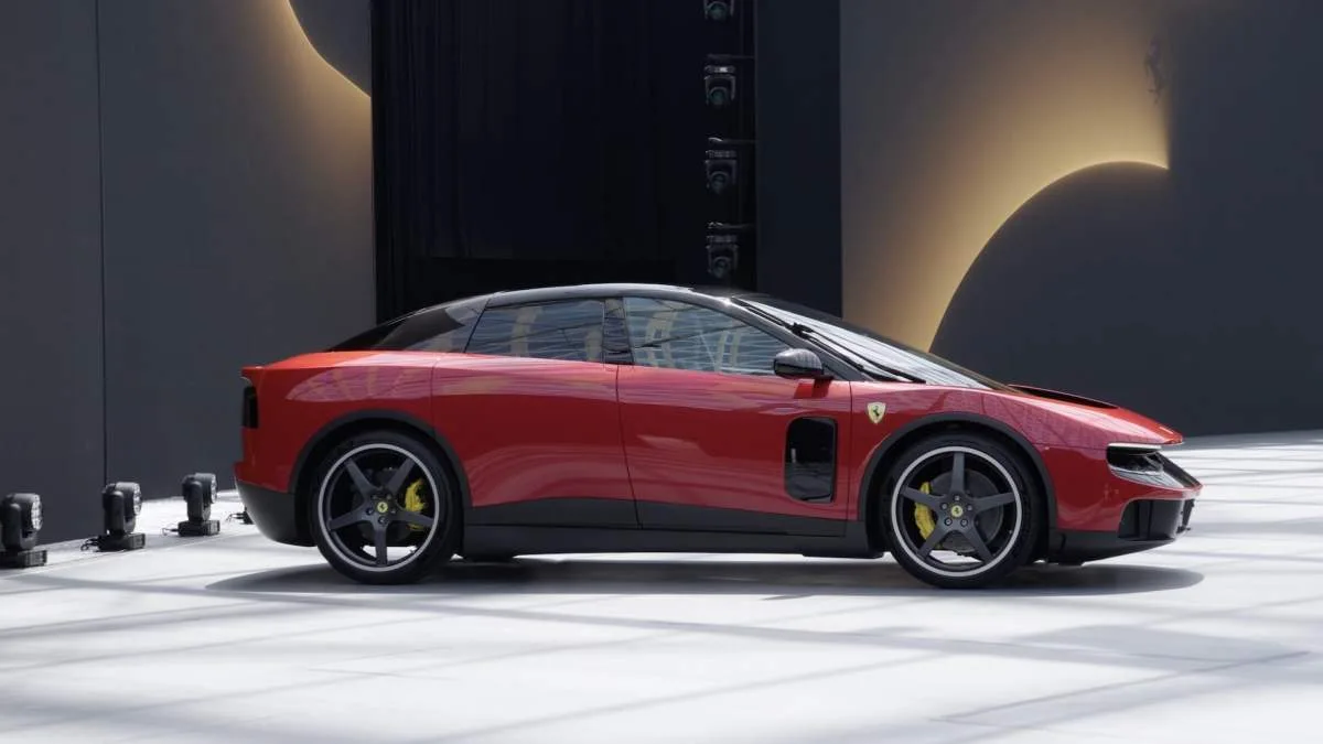 ACCUSÉE D’ÊTRE SANS ÂME, LA PREMIÈRE FERRARI LUCE ÉLECTRIQUE AFFICHE DÉJÀ COMPLET