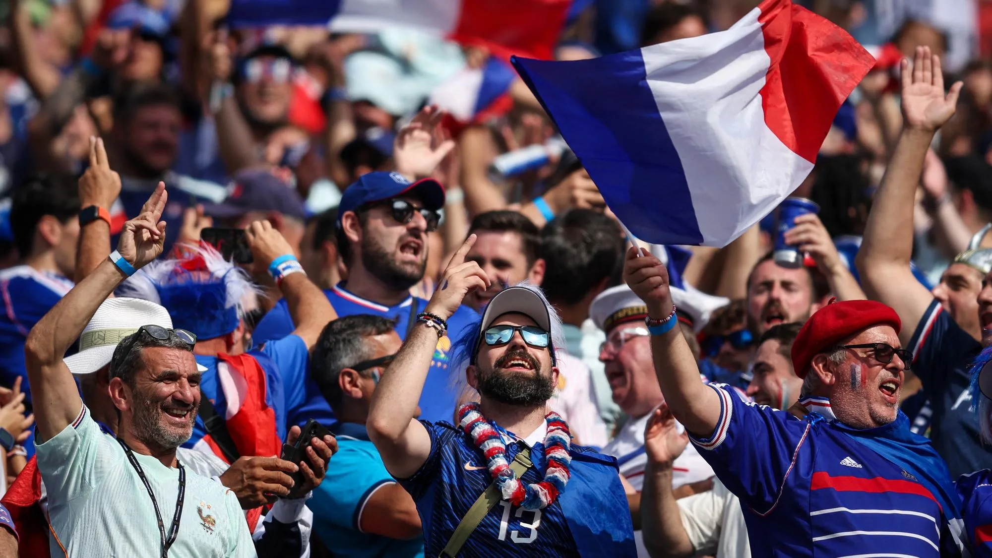 LES SUPPORTERS DE L’ÉQUIPE DE FRANCE RACONTENT COMMENT ILS VIVENT LEUR MEILLEURE VIE AUX ÉTATS-UNIS
