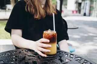 CETTE BOISSON GLACÉE, STAR DE L’ÉTÉ, PEUT AUSSI AVOIR DES EFFETS BÉNÉFIQUES SUR VOTRE SANTÉ