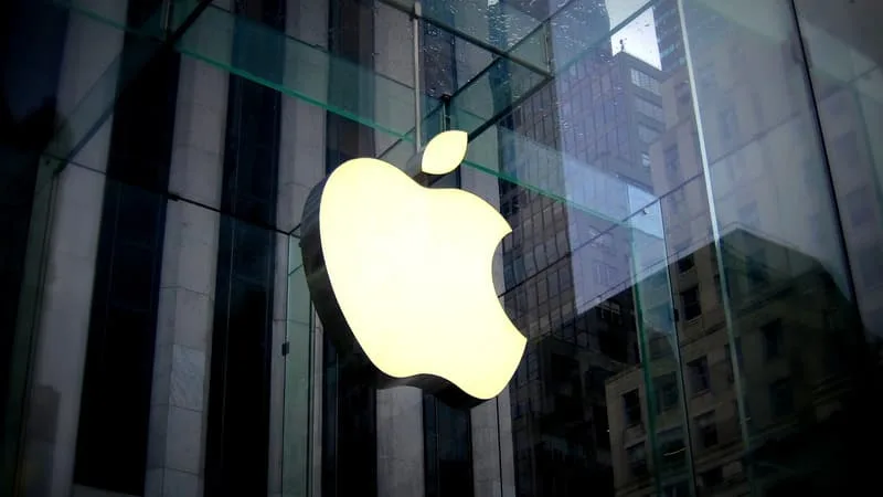 APPLE PORTE PLAINTE CONTRE OPENAI POUR DÉTOURNEMENT D’INFORMATIONS CONFIDENTIELLES SUR SES PRODUITS EN COURS DE DÉVELOPPEMENT, SUR FOND DE COURSE À L’IA