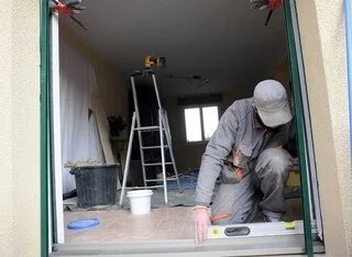 IL RÉNOVE SON APPARTEMENT ET QUADRUPLE LE LOYER : UN PROPRIÉTAIRE CONDAMNÉ À REMBOURSER 207 000 € AUX LOCATAIRES