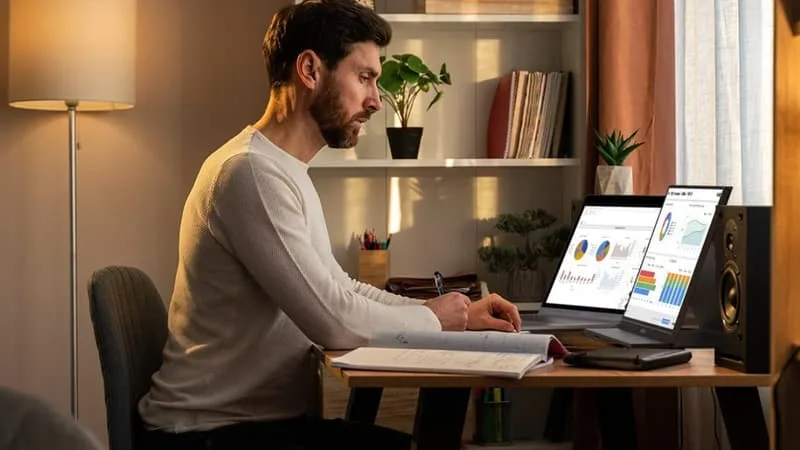 LOIN DES YEUX, LOIN DU CŒUR DES MANAGERS… PRÈS DE 2 SALARIÉS FRANÇAIS SUR 3 SE SONT DÉJÀ RENDUS AU BUREAU AVANT TOUT POUR ÊTRE (BIEN) VUS (ON PROMEUT MOINS CEUX QUI SONT EN TÉLÉTRAVAIL)