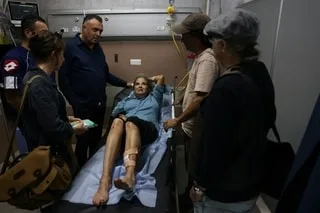 UNE JOURNALISTE AMÉRICAINE A ÉTÉ ROUÉE DE COUPS PAR DES DIZAINES DE COLONS ISRAÉLIENS EN CISJORDANIE OCCUPÉE