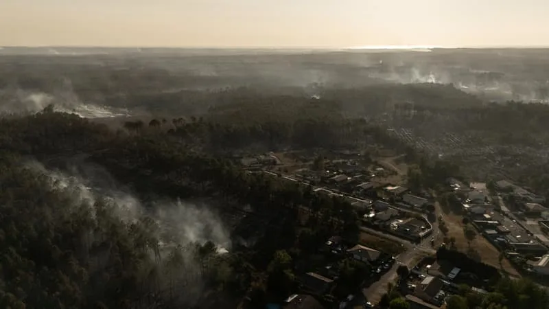 INCENDIE EN GIRONDE: LE MÉGAFEU « TOUJOURS STABILISÉ » APRÈS UNE NUIT « CALME » MALGRÉ DES PLUSIEURS REPRISES DE FLAMMES