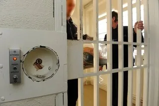 «LA PRISON EST DEVENUE UNE POUDRIÈRE» : CE CENTRE PÉNITENTIAIRE BRETON EST SI SURPEUPLÉ QU’IL N’ACCEPTE PLUS DE DÉTENUS