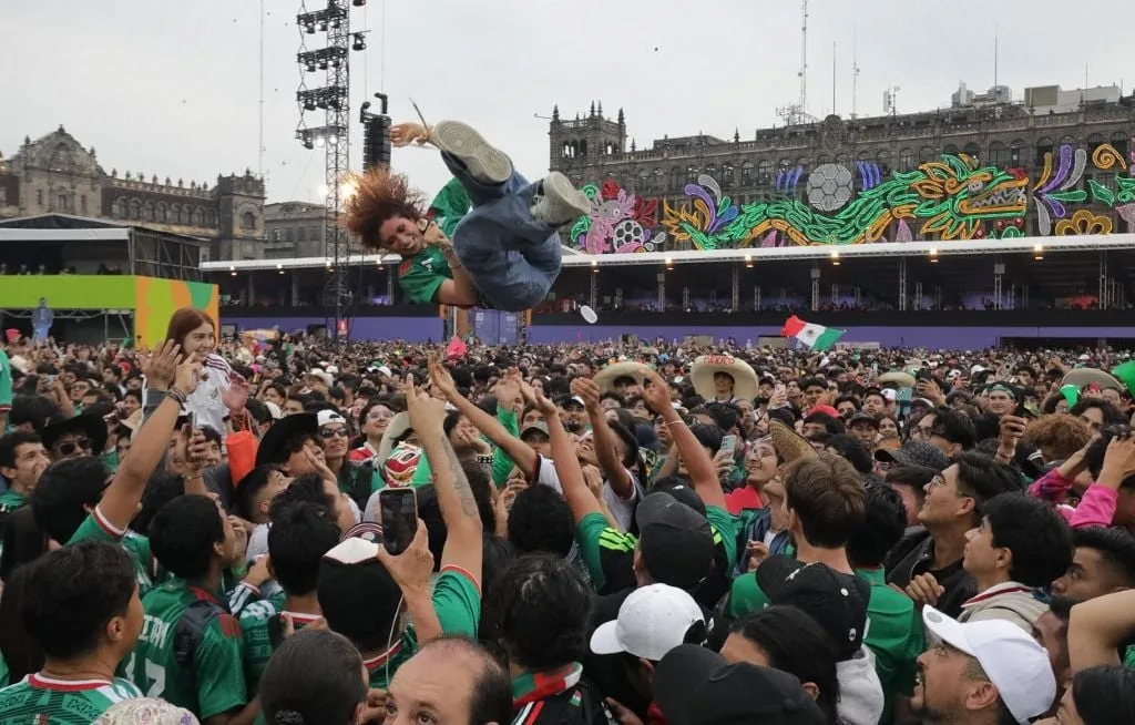 « ÇA RESPIRE FOOT À TOUS LES COINS DE RUE »… ET SI ON DONNAIT LA SUITE DE LA COUPE DU MONDE AUX MEXICAINS ?