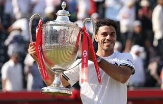 ATP 500 DU QUEEN’S. FRANCISCO CERUNDOLO REMPORTE L’ÉDITION 2026 EN BATTANT TOMMY PAUL EN FINALE