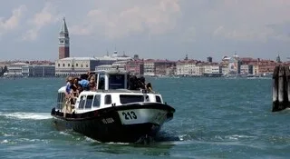 LEUR BATEAU DE PÊCHE EST PERCUTÉ PAR UN TAXI DANS LA LAGUNE DE VENISE, DEUX JEUNES MARIÉS MEURENT TRAGIQUEMENT
