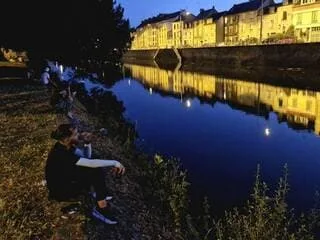 CANICULE. POUR TROUVER UN PEU D’AIR, ILS SORTENT À LA NUIT TOMBÉE