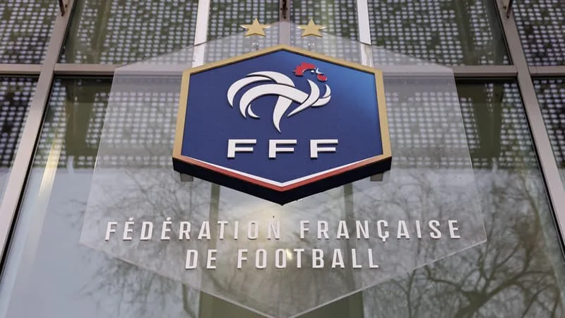 JOUEUR DE 9 ANS ROUÉ DE COUPS PAR DES ADVERSAIRES: LA FFF SE DIT « INDIGNÉE » ET PROMET DES SANCTIONS