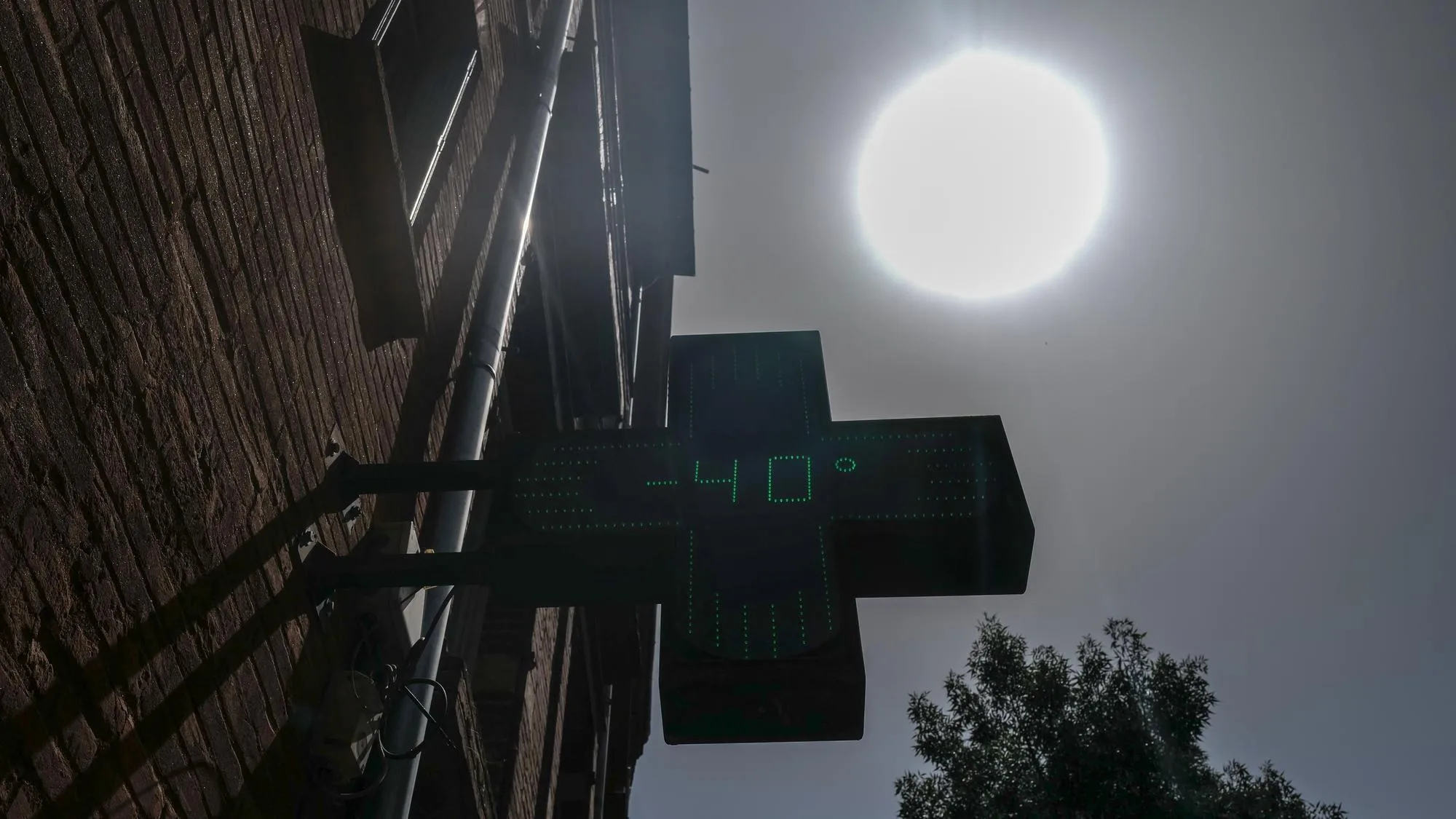 LA 4E CANICULE EST INSTALLÉE, AVEC PRÈS DE 43 °C DANS LE SUD-OUEST ET 23 DÉPARTEMENTS EN ORANGE