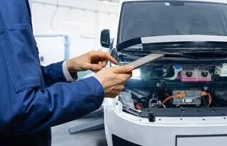 QUATRE CONSEILS POUR MÉNAGER SA VOITURE ÉLECTRIQUE PAR CANICULE