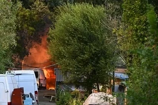 UNE PLANTATION DE CANNABIS DÉCOUVERTE LORS DE L’ÉVACUATION DES BIDONVILLES EN PROIE AU VIOLENT INCENDIE À NANTES