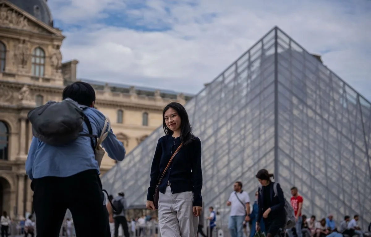 LOUVRE : LE PRÉSIDENT DU MUSÉE NE VOIT « PAS DE SOLUTION MIRACLE » POUR LA SÉCURITÉ ET RÉCLAME UN « GRAND PLAN »