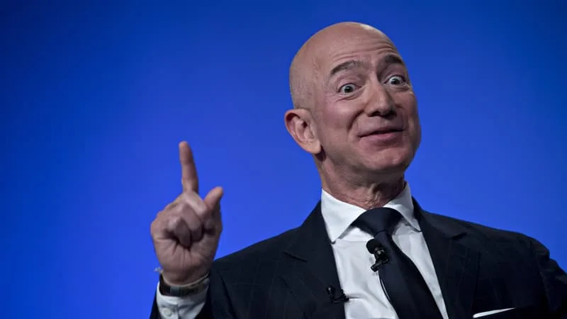 APRÈS L’ÈRE DE L’INDUSTRIE AVEC GENERAL MOTORS, CELLE DU PÉTROLE AVEC EXXON PUIS CELLE DU COMMERCE AVEC WALMART, AMAZON DEVIENT POUR LA 1ÈRE FOIS LA PLUS GROSSE ENTREPRISE DU MONDE AVEC 717 MILLIARDS DE DOLLARS DE CHIFFRE D’AFFAIRES