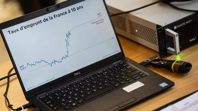 LA VENTE D’OBLIGATIONS FRANÇAISES DEVIENT « MASSIVE »: APRÈS LE WEEK-END D’ÉMEUTES, LE TAUX D’EMPRUNT DE LA FRANCE FLAMBE, LA DÉFIANCE DES MARCHÉS ATTEINT UN NIVEAU INÉDIT DEPUIS 2012