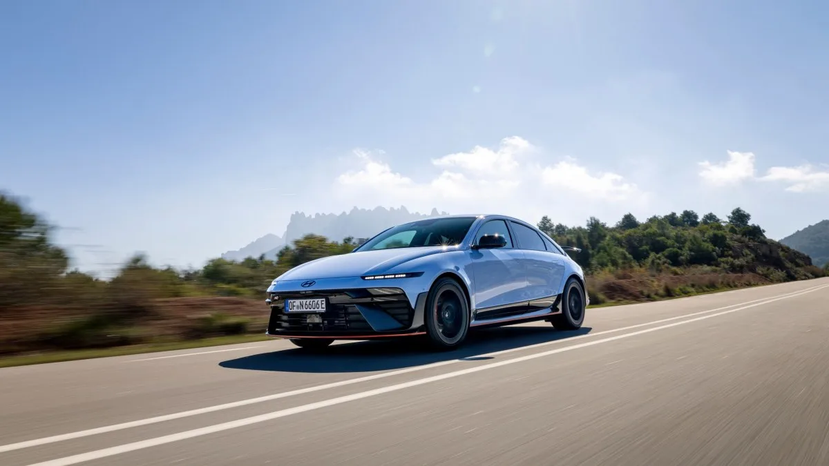 SURPRISE ! FACE À LA TESLA MODEL 3 PERFORMANCE, LA HYUNDAI IONIQ 6 N ARRIVE EN FRANCE AVEC 650 CH ET UNE FAUSSE BOÎTE DE VITESSE
