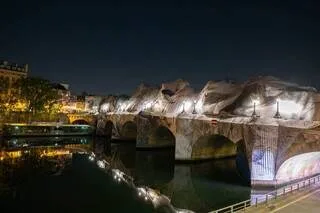 « LA PLUS GRANDE ŒUVRE IMMERSIVE DU MONDE » : À PARIS, LA CAVERNE DE L’ARTISTE JR A PRIS FORME SUR LE PONT NEUF