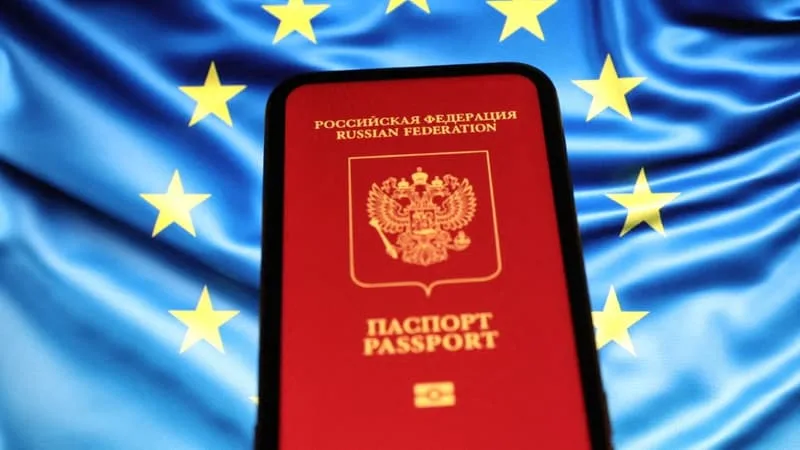 L’UE VEUT ÊTRE « FERMÉE À CEUX AYANT PARTICIPÉ À L’INVASION DE L’UKRAINE »: LA FRANCE A DÉLIVRÉ EN 2025 À ELLE SEULE PRÈS D’UN TIERS DES VISAS ACCORDÉS AUX RUSSES PAR LES 27