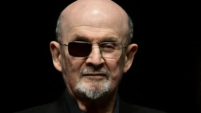 SALMAN RUSHDIE REVIENT À LA FICTION QUATRE ANS APRÈS L’ATTAQUE AU COUTEAU