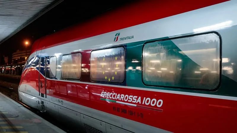 PLUS DE 800 PASSAGERS BLOQUÉS UNE NUIT ENTIÈRE PAR PLUS DE 30 DEGRÉS ET 16 HEURES POUR REJOINDRE PARIS: QUE S’EST-IL PASSÉ AVEC LES TRAINS À GRANDE VITESSE DE TRENITALIA?