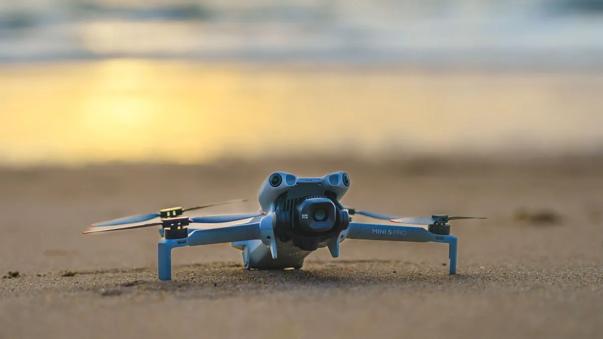 DJI MINI 5 PRO : NOTÉ 9/10, CET EXCELLENT DRONE COMPACT EST 200 € MOINS CHER DANS CE PACK AVEC TOUT UN TAS D’ACCESSOIRES