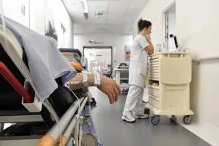 VENTILATEURS INSUFFISANTS, JUSQU’À 39 °C… LE PERSONNEL D’UN HÔPITAL DU LOIRET À L’ÉPREUVE DE LA CANICULE