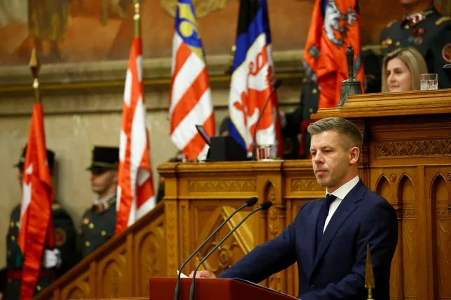 EN HONGRIE, PETER MAGYAR CALQUE LE DISCOURS ANTI-IMMIGRÉS D’ORBAN
