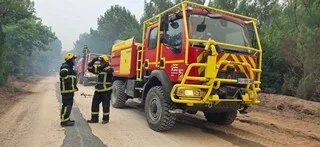 TRENTE POMPIERS DU MORBIHAN MOBILISÉS FACE AUX INCENDIES GÉANTS EN GIRONDE