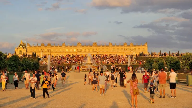 LA BILLETTERIE DU CHÂTEAU GÉNÈRE À ELLE-SEULE 57 MILLIONS D’EUROS DE RECETTES PAR AN: COMMENT VERSAILLES ESSAYE DE DIVERSIFIER SON OFFRE D’EXPÉRIENCES (ET SES REVENUS) POUR MOINS DÉPENDRE DE SON SITE HISTORIQUE