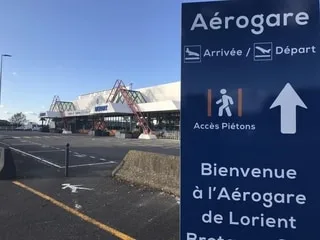 « LES LIGNES COMMERCIALES, JE N’Y CROIS PLUS » : UNE RALLONGE DE SIX MOIS POUR TROUVER UN AVENIR À L’AÉROPORT DE LORIENT