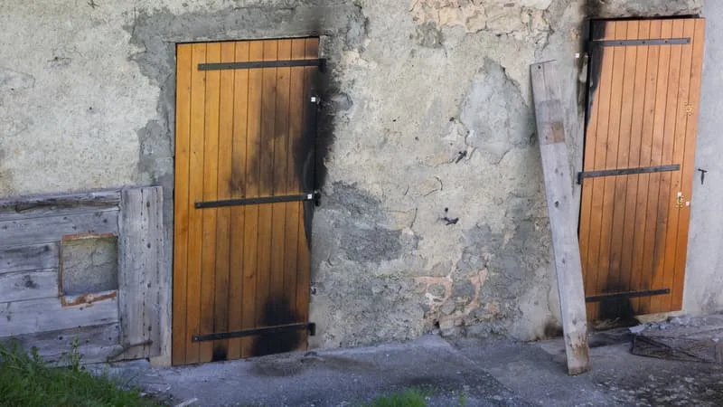 MORT D’ÉMILE: LE SUSPECT DE L’INCENDIE DE LA MAISON DES GRANDS-PARENTS AU HAUT-VERNET S’ÉTAIT FAIT PASSER POUR UN JOURNALISTE NÉERLANDAIS