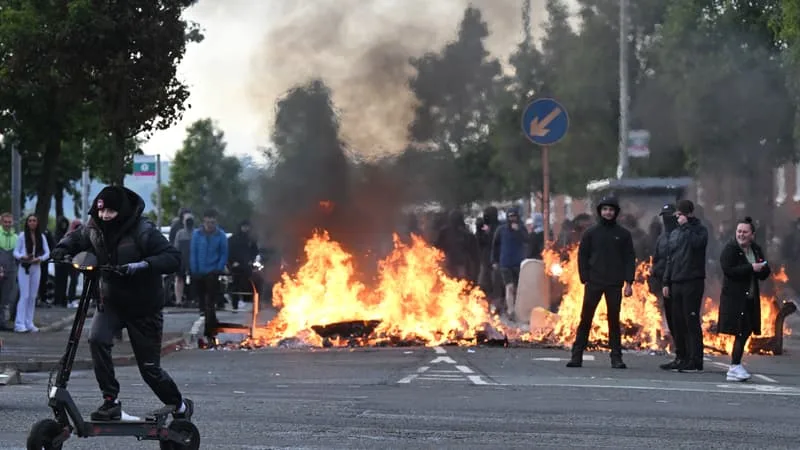 IMMEUBLE INCENDIÉ, « COCKTAIL MOLOTOV »… LES IMAGES DES VIOLENCES EN MARGE D’UNE MANIFESTATION ANTI-IMMIGRÉS À BELFAST APRÈS L’AGRESSION AU COUTEAU D’UN HOMME